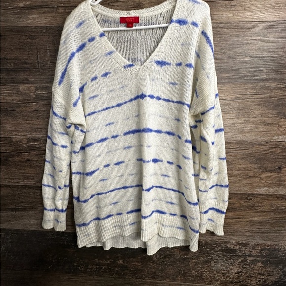 Jennifer Lopez White and Blue V-Neck Sweater with Artistic Stripes - Picture 2 of 7